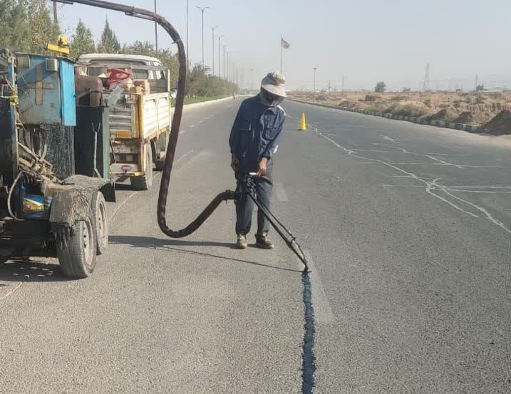 اجرای عملیات درزگیری آسفالت در معابر منطقه پنج شهرداری قم